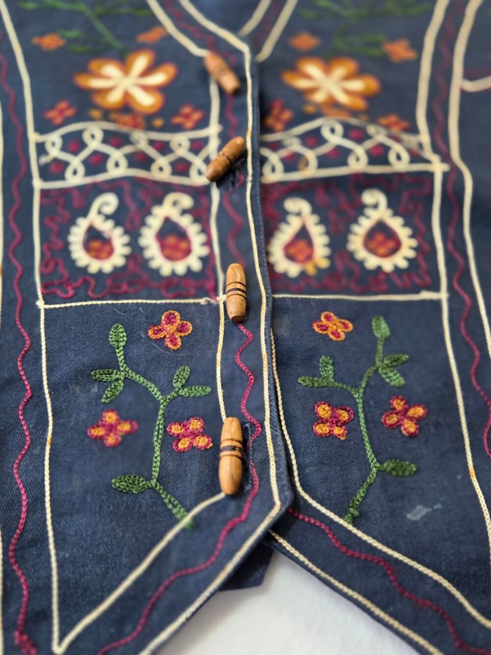 Vintage Southern Lady Embroidered floral vest - Picture 5 of 9